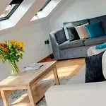 Base Serviced Apartments - Sir Thomas Street