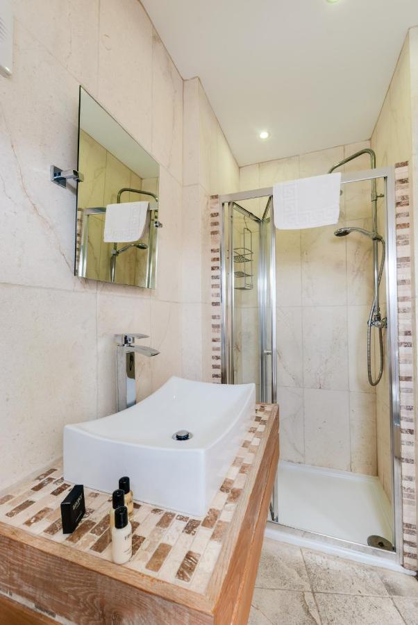 Base Serviced - Sir Thomas Street *